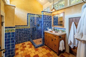 Bañera con ducha, secador de pelo, toallas