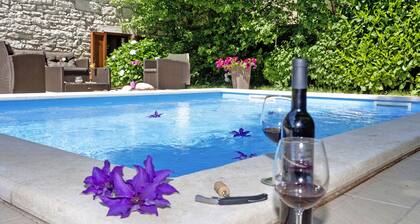 Holiday house Angelika * fenced garden, private pool, free WiFi