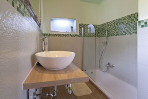 Baignoire, sĂšche-cheveux, serviettes fournies