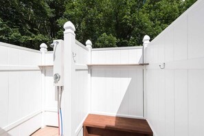Property grounds - Cancellation Discount ! Coastal retreat walkable to water and close to Scarborough Beach ! Outdoor Shower ! (Narragansett)