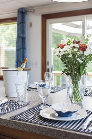 Dining - Cancellation Discount ! Coastal retreat walkable to water and close to Scarborough Beach ! Outdoor Shower ! (Narragansett)