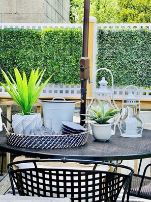 Outdoor dining - Cancellation Discount ! Coastal retreat walkable to water and close to Scarborough Beach ! Outdoor Shower ! (Narragansett)