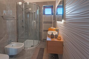 Een douche, een haardroger, handdoeken
