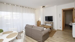 TV - Apartment with very large balcony in Girona (Girona)