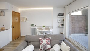 TV - Apartment with very large balcony in Girona (Girona)