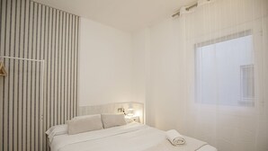 2 bedrooms, iron/ironing board, travel crib, WiFi - Apartment with very large balcony in Girona (Girona)
