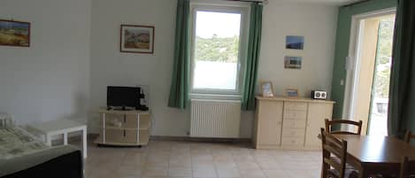 1 bedroom, iron/ironing board, Internet