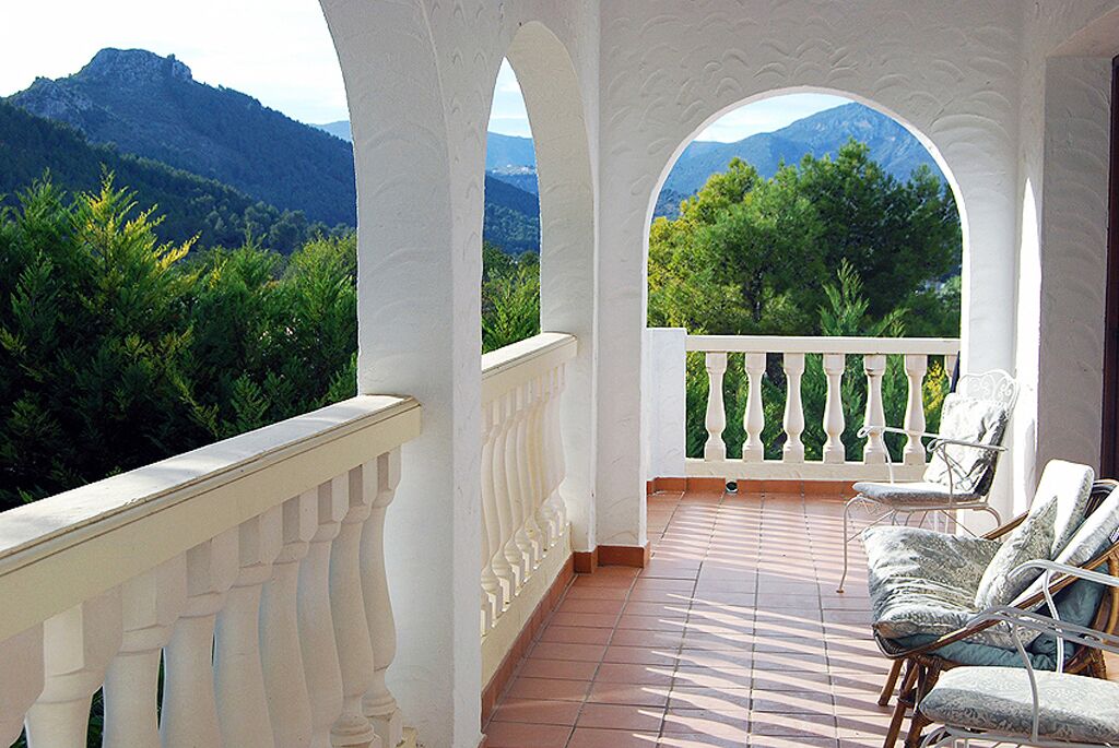 Covered shaded top terrace