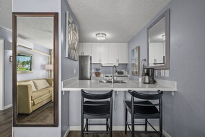 Een koelkast, een microgolfoven, een oven, een kookplaat