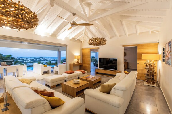 Smart TV, DVD player, books, stereo - Spacious villa with heated pool! (SAINT MARTIN)