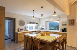 冷蔵庫、電子レンジ、オーブン、コンロ