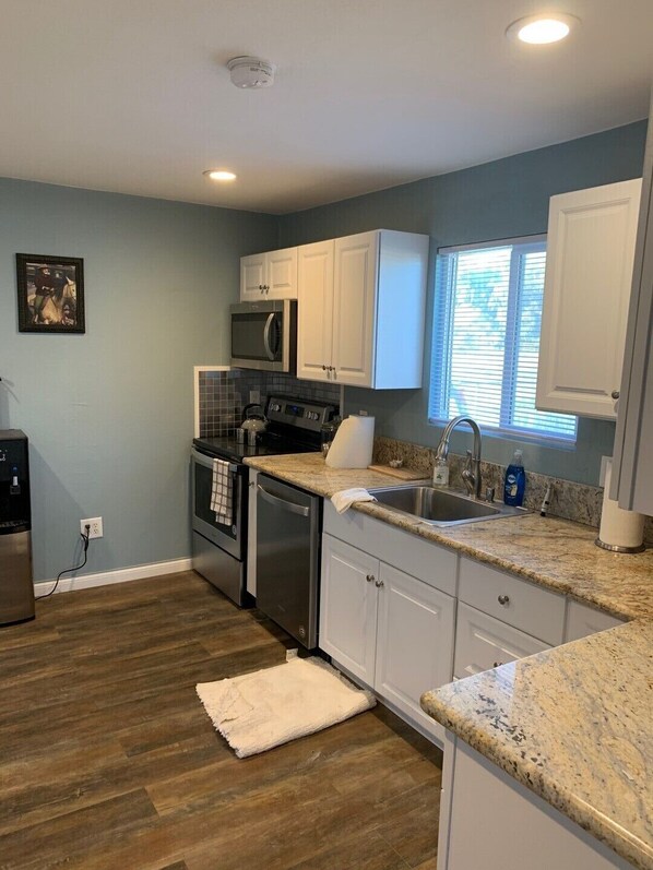 ثلاجة، ميكروويف، فرن، موقد طهي مسطح