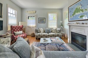 Smart-tv, een open haard, boeken en een stereo