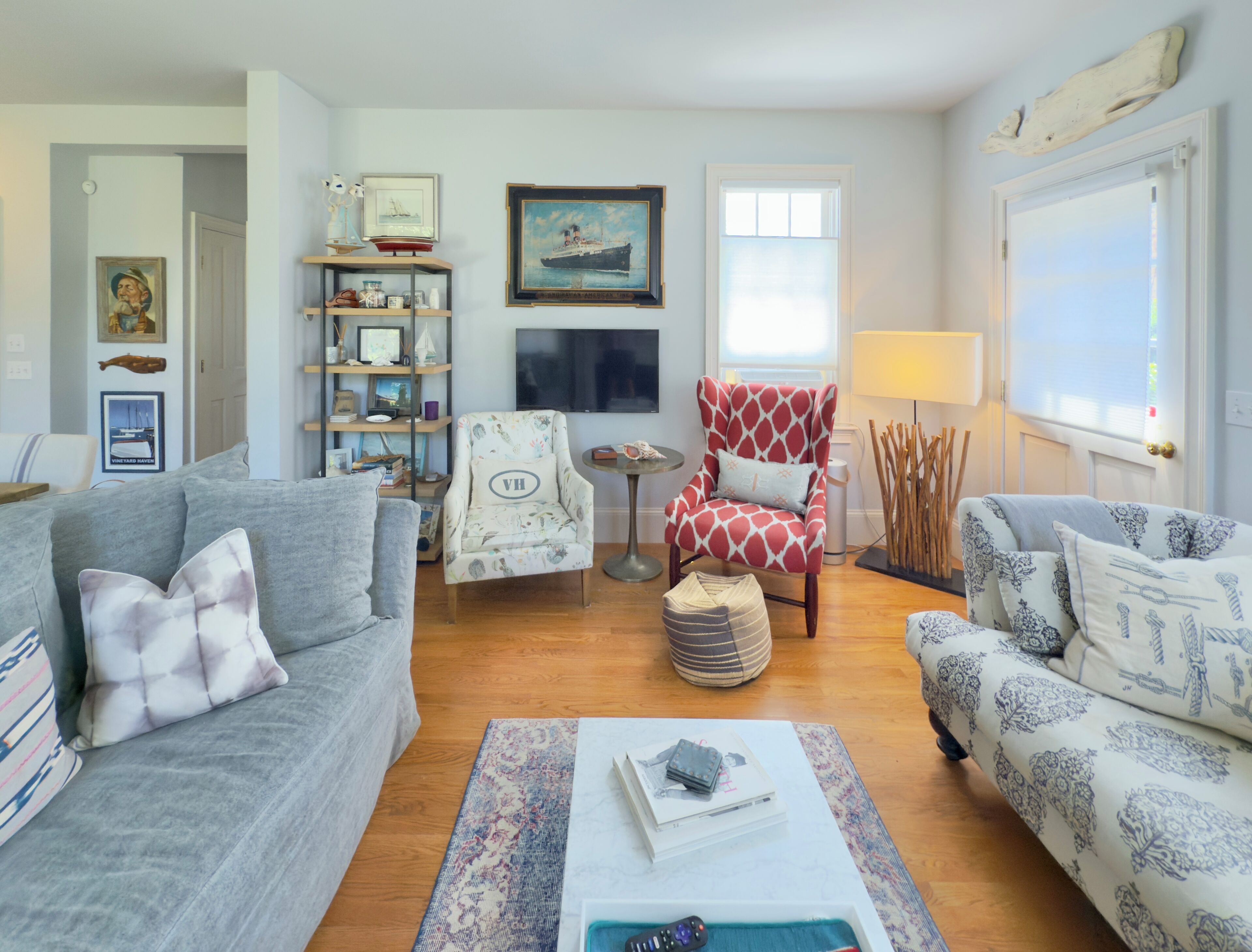 智能电视、壁炉、书、立体声音响