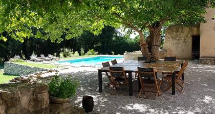 Authentische provenzalische Villa mit Panoramablick auf den Pool