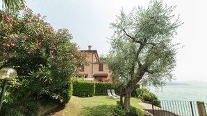 Eine Villa mit Garten, Pool und Meerblick.