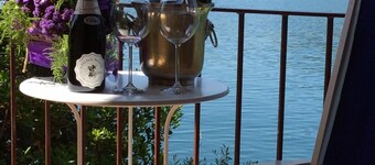 NEST ON THE LAKE facing the lake, private beach, air conditioning SEPT-OCT OFFERT