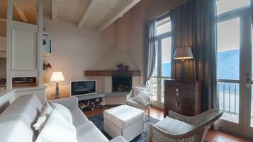 Televisión, chimenea y libros