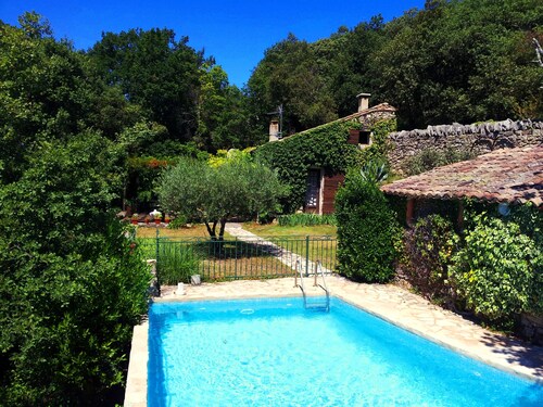 Charmante maison en pierre avec belle vue