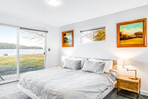3 bedrooms, iron/ironing board, free internet, bed sheets - Modern Waterfront Home w/ Free WiFi, a Full Kitchen, & a Bay View (Lopez Island)