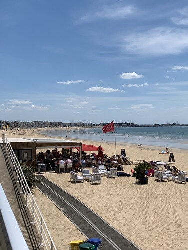 PORNICHET la BAULE petit Appt face mer pieds dans l'eau, belle terrasse parking.