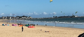 PORNICHET la BAULE petit Appt face mer pieds dans l'eau, belle terrasse parking.