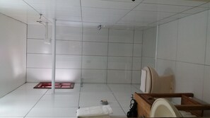 Douche, serviettes fournies, papier toilette