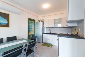 Réfrigérateur, four à micro-ondes, un four, surface de cuisson