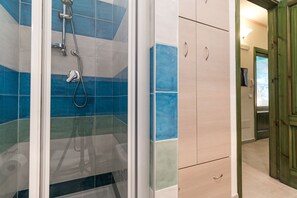 Chuveiro, secador de cabelo, bidê, toalhas de banho