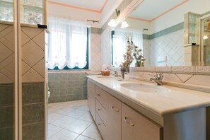 Chuveiro, secador de cabelo, bidê, toalhas de banho