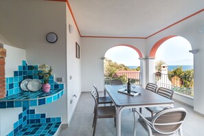 Outdoor dining - Super view from the lovely and cozy house in Cala Gonone ideal for vacation (Cala Gonone)