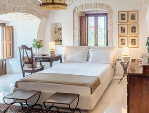 4 عدّة غرف نوم وخدمة الإنترنت وملاءات أسرّة