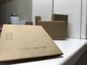 Dusj, hårføner, håndklær og såpe