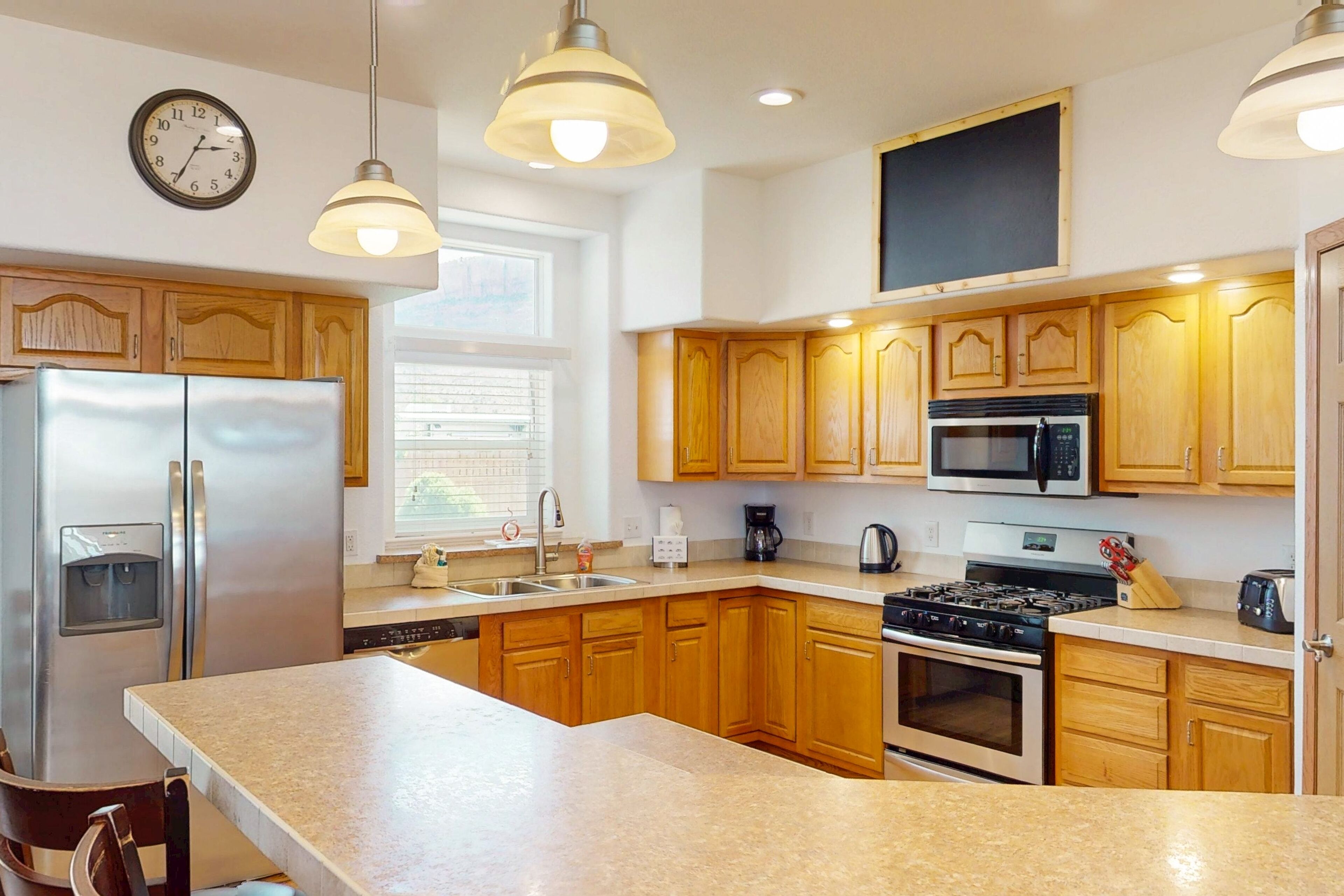 Jääkaappi, mikroaaltouuni, uuni, liesi