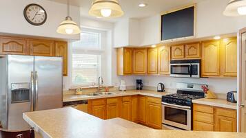 Jääkaappi, mikroaaltouuni, uuni, liesi