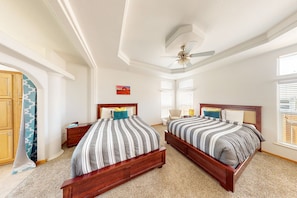 6 bedrooms, iron/ironing board, WiFi, bed sheets - Beautiful home w/ covered decks & grills - great for large groups (Moab)