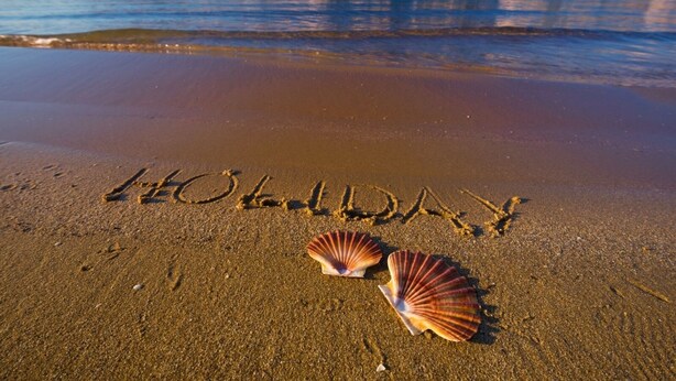 A beach with the word "HOLIDAY" written in the sand and two seashells. - Apartment in Lopar with Terrace, Air condition, WIFI, Washing machine (129-2) (Lopar)