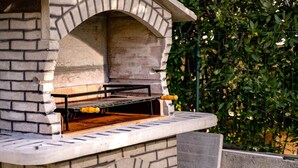 A brick-built outdoor oven with a stone countertop and a chimney. - Apartment in Lopar with Terrace, Air condition, WIFI, Washing machine (129-2) (Lopar)