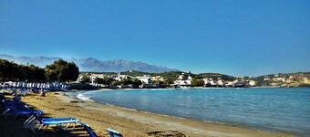 Studios avec cuisine , piscine , internet, village tout calme, pres des plag