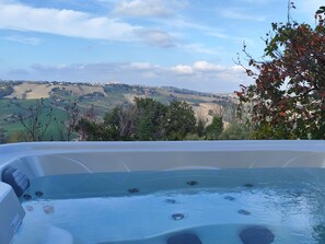 Outdoor spa tub - Casale San Martino Organic Farmhouse (Whole House) (Sant'Angelo in Pontano (MC))