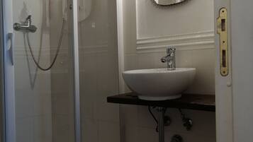 Douche, sĂšche-cheveux, bidet, serviettes fournies