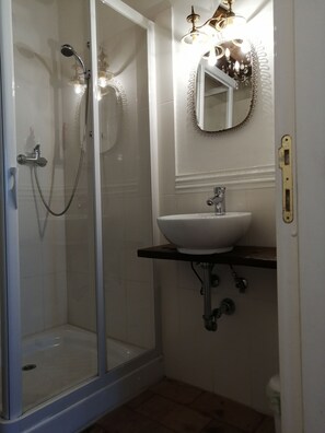 Dusche, Haartrockner, Bidet, Handtücher