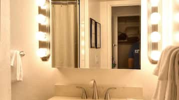 Douche, sèche-cheveux, serviettes fournies