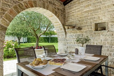 Holiday cottage Istranka * large garden, private pool, BBQ, WiFi