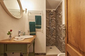 Dusche, Haartrockner, Bidet, Handtücher