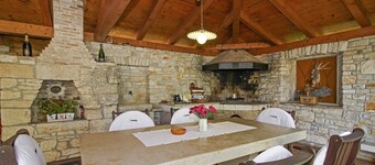 Lomatalo Šalvela * 11000 m2 maata, puutarha, oma uima-allas, WiFi