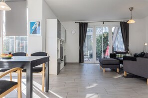 TV, DVD player, stereo - Simple elegance with a certain splash of color: The bright terraced end-terrace house impresses (Carolinensiel)
