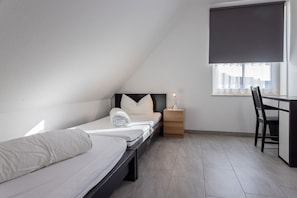 2 Schlafzimmer, Schreibtisch, Reisekinderbett