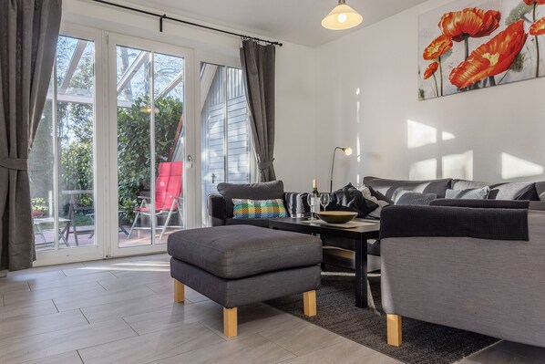 TV, DVD player, stereo - Simple elegance with a certain splash of color: The bright terraced end-terrace house impresses (Carolinensiel)