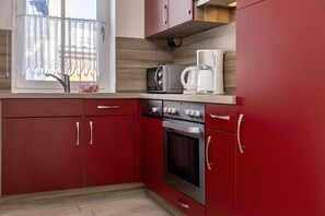 Kühlschrank, Mikrowelle, Ofen, Herdplatte